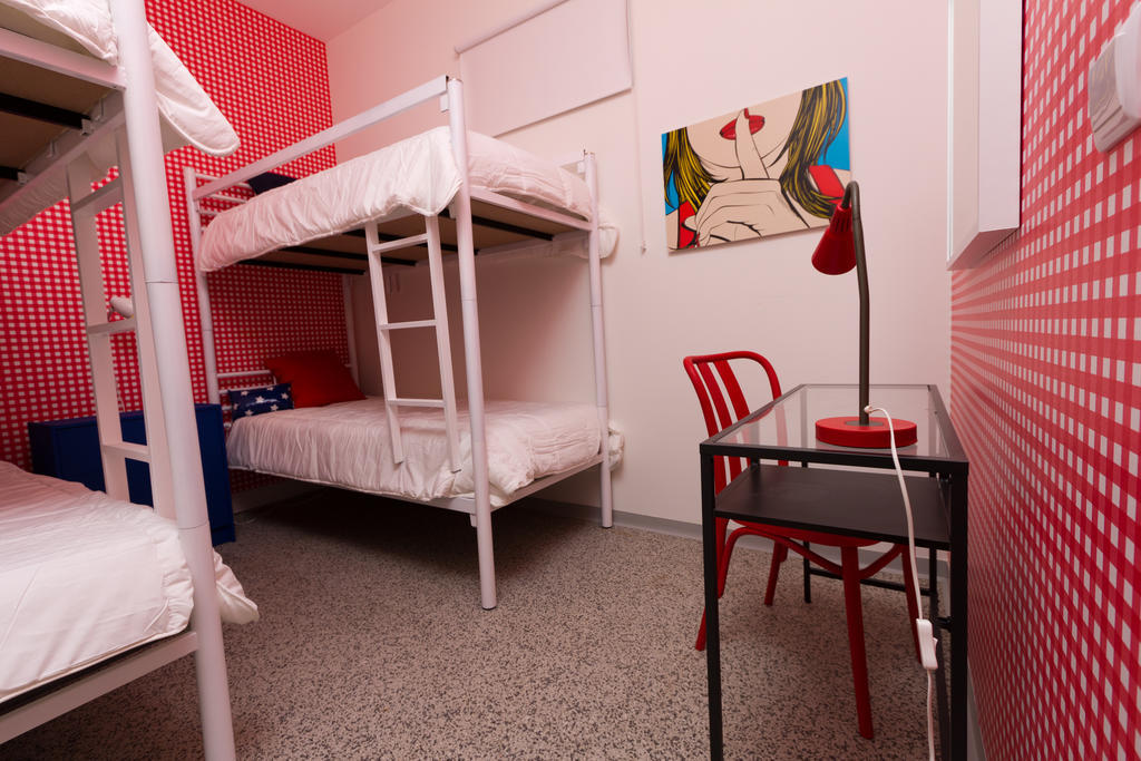 Turismo Do Seculo Hotell Estoril Rum bild A typical room at the hostel